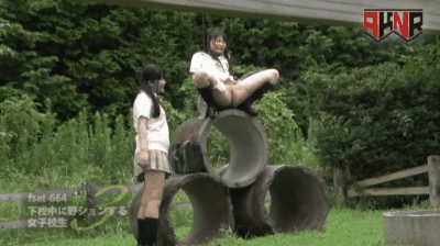 下校中に野ションしちゃう制服女子がエロい!