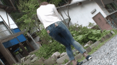 キャンプ場で痴漢師にローターを仕込まれたデニムのお姉さんが失禁アクメして濡らしているのがエロい!
