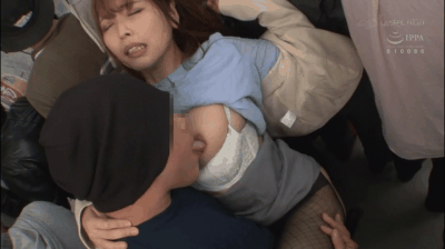 正義感の強いOLが痴漢を助けたら自分が痴漢されて逝っても終わらない痴漢で泣きながら逝かされているのがエロい！