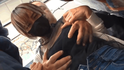 巨乳な女の子が痴漢師達に痴漢されて嫌なのに無理矢理感じさせられているのがエロい!